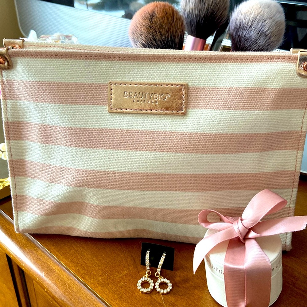 🆕 Cute makeup purse with rose gold hardware